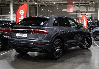 Подержанный автомобиль Audi Q8 2023 года (6 фото)