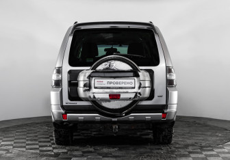 Подержанный автомобиль Mitsubishi Pajero 2013 года (6 фото)