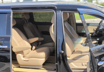 Подержанный автомобиль Kia Carnival 2018 года (18 фото)