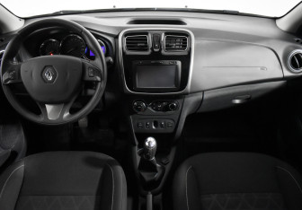 Подержанный автомобиль Renault Sandero 2017 года (14 фото)