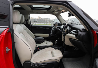 Подержанный автомобиль MINI Hatch 2019 года (32 фото)