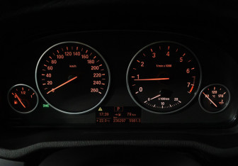 Подержанный автомобиль BMW X3 2011 года (12 фото)