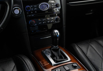 Подержанный автомобиль Infiniti QX70 2015 года (12 фото)