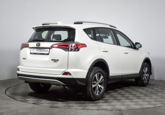 Подержанный автомобиль Toyota RAV4 2016 года (5 фото)