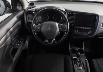 Подержанный автомобиль Mitsubishi Outlander 2016 года (11 фото)