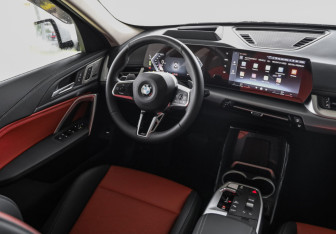 Подержанный автомобиль BMW X1 2024 года (12 фото)