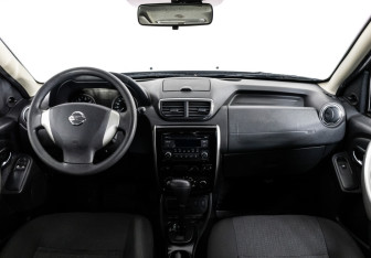 Подержанный автомобиль Nissan Terrano 2014 года (10 фото)