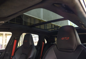 Подержанный автомобиль Porsche Cayenne 2022 года (32 фото)