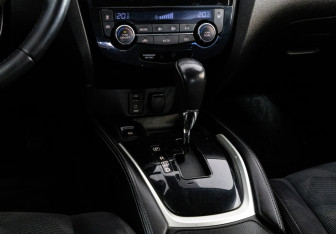 Подержанный автомобиль Nissan X-Trail 2016 года (12 фото)
