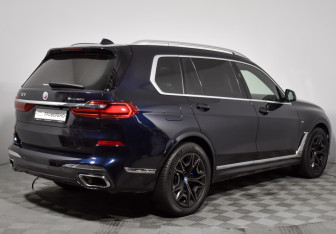 Подержанный автомобиль BMW X7 2021 года (5 фото)