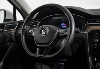 Подержанный автомобиль Volkswagen Passat Sedan 2019 года (15 фото)
