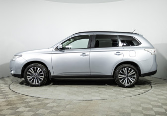 Подержанный автомобиль Mitsubishi Outlander 2012 года (8 фото)