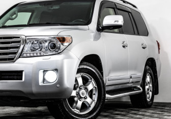 Подержанный автомобиль Toyota Land Cruiser Suv 2012 года (2 фото)