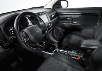 Подержанный автомобиль Mitsubishi Outlander 2021 года (9 фото)