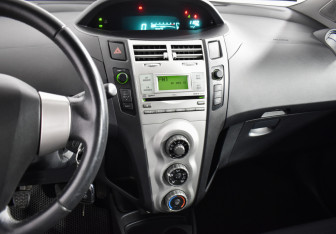 Подержанный автомобиль Toyota Yaris Hatchback 2008 года (16 фото)