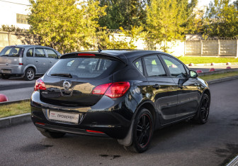 Подержанный автомобиль Opel Astra Hatchback 2011 года (6 фото)