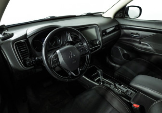 Подержанный автомобиль Mitsubishi Outlander 2020 года (11 фото)