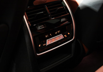 Подержанный автомобиль BMW X5 M 2024 года (26 фото)