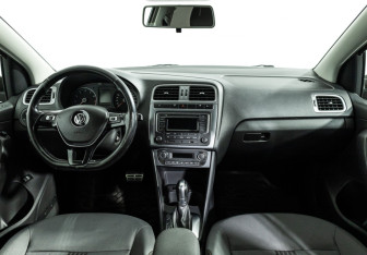 Подержанный автомобиль Volkswagen Polo Sedan 2016 года (13 фото)