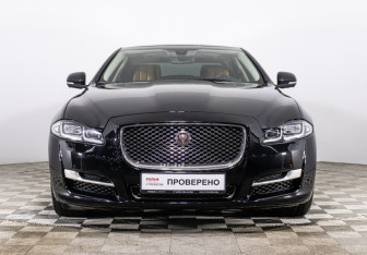 Подержанный автомобиль Jaguar XJ 2016 года (6 фото)