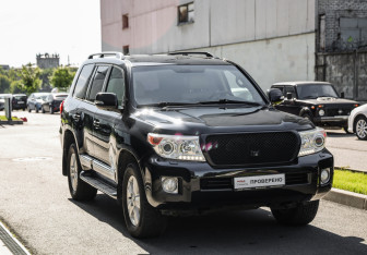 Подержанный автомобиль Toyota Land Cruiser Suv 2013 года (5 фото)