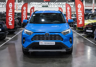 Подержанный автомобиль Toyota RAV4 2020 года (3 фото)