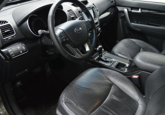 Подержанный автомобиль Kia Sorento 2015 года (10 фото)