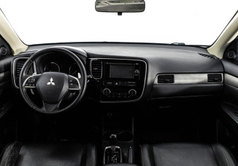 Подержанный автомобиль Mitsubishi Outlander 2013 года (10 фото)