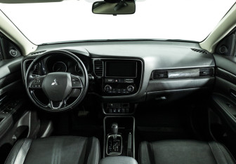 Подержанный автомобиль Mitsubishi Outlander 2018 года (13 фото)