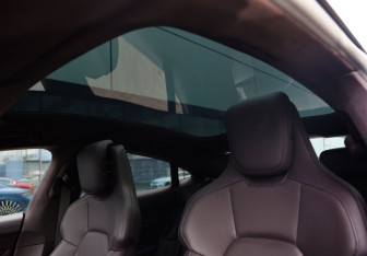 Подержанный автомобиль Porsche Taycan 2020 года (31 фото)
