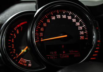 Подержанный автомобиль MINI Hatch 2014 года (12 фото)