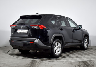 Подержанный автомобиль Toyota RAV4 2020 года (5 фото)