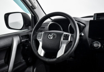 Подержанный автомобиль Toyota Land Cruiser Prado 2016 года (15 фото)
