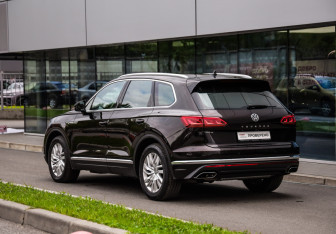 Подержанный автомобиль Volkswagen Touareg 2018 года (8 фото)