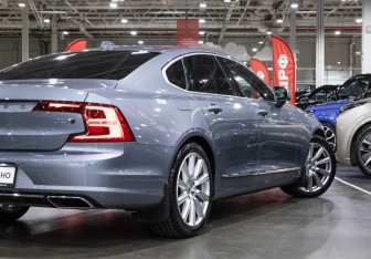 Подержанный автомобиль Volvo S90 2017 года (13 фото)