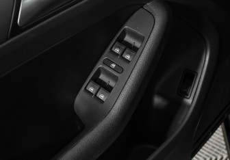 Подержанный автомобиль Volkswagen Jetta Sedan 2014 года (10 фото)