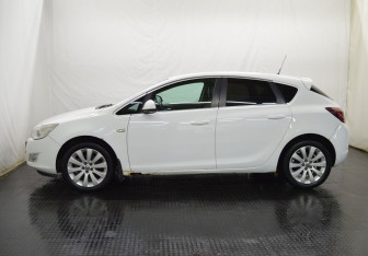 Подержанный автомобиль Opel Astra Hatchback 2011 года (8 фото)