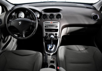 Подержанный автомобиль Peugeot 308 Hatchback 2008 года (13 фото)