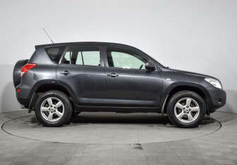 Подержанный автомобиль Toyota RAV4 2008 года (4 фото)