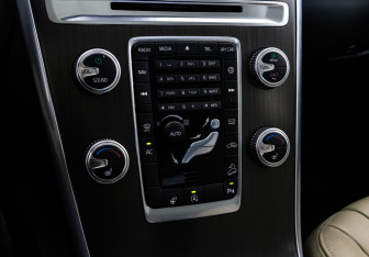Подержанный автомобиль Volvo XC60 2015 года (15 фото)