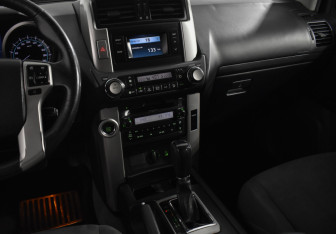 Подержанный автомобиль Toyota Land Cruiser Prado 2010 года (21 фото)