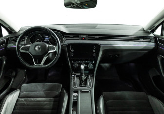 Подержанный автомобиль Volkswagen Passat Sedan 2020 года (13 фото)
