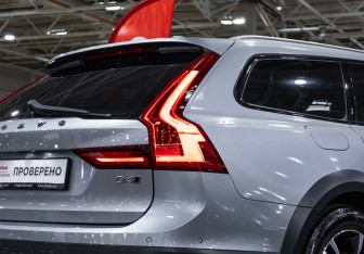 Подержанный автомобиль Volvo V90 Cross Country 2017 года (10 фото)