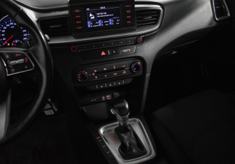 Подержанный автомобиль Kia Ceed Wagon 2019 года (18 фото)
