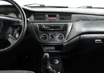 Подержанный автомобиль Mitsubishi Lancer Sedan 2005 года (14 фото)