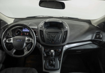 Подержанный автомобиль Ford Kuga 2015 года (10 фото)