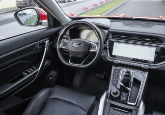 Подержанный автомобиль Geely Atlas Pro 2022 года (10 фото)