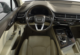 Подержанный автомобиль Audi Q7 2016 года (10 фото)