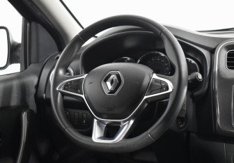 Подержанный автомобиль Renault Sandero 2019 года (15 фото)