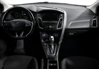 Подержанный автомобиль Ford Focus Hatchback 2017 года (14 фото)